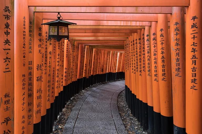 Torii vermelhos do santuário Fushimi Inari, em Quioto